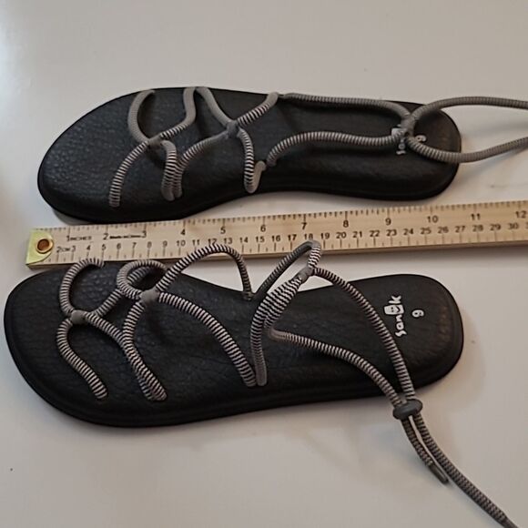 9 SANUK BLACK WHITE ANKLE WRAP ADJUSTABLE CORD STRETCH YOGA MAT WATER SANDALS - Picture 10 of 10